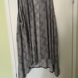 Avenue Brand new black and white stretchy sleeveless Kimono